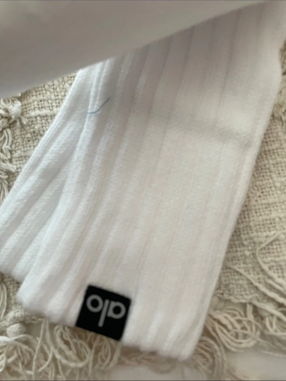 ALO Yoga White Ribbed Scrunch Socks unisex white women’s 8 - 11.5 NWT women’s